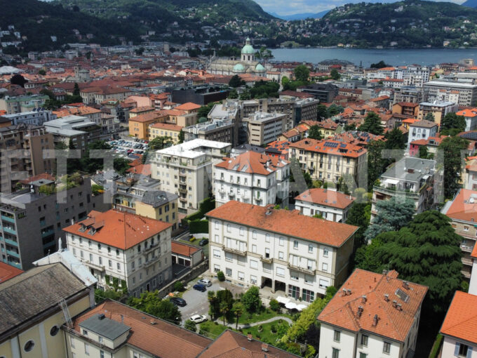 immobile a Como cielo terra