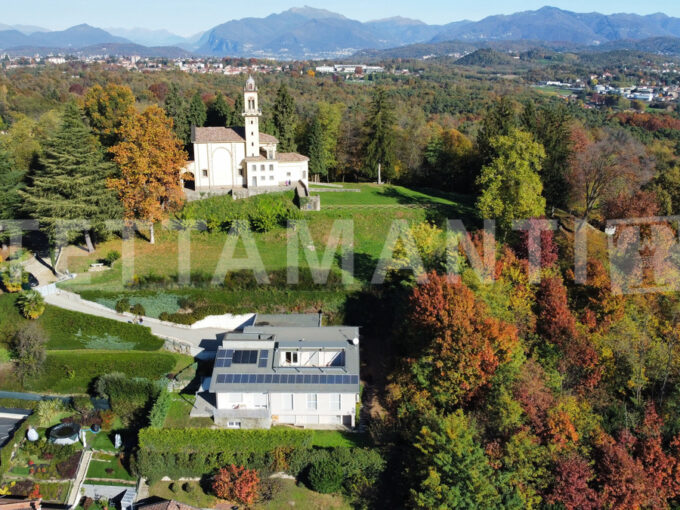 Villa moderna con vista panoramica a Oltrona San Mamette