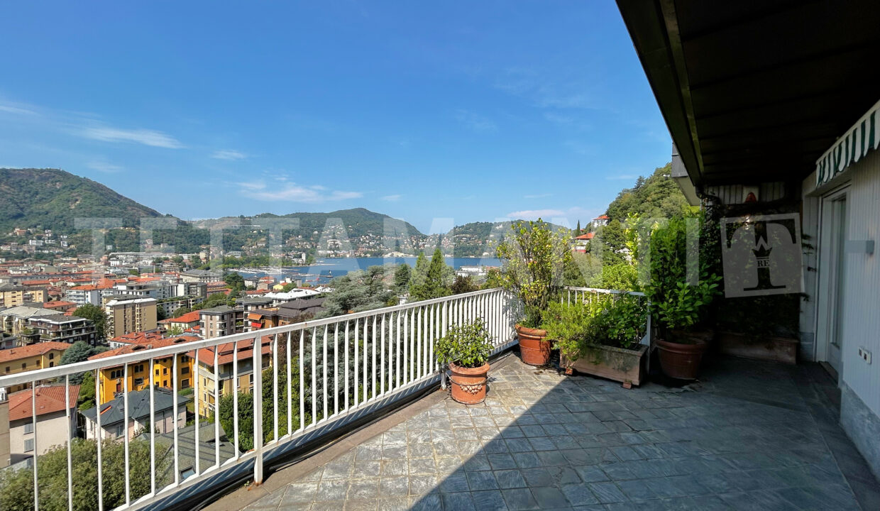 Attico vista città di Como