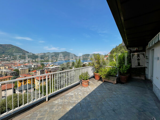 Attico vista città di Como
