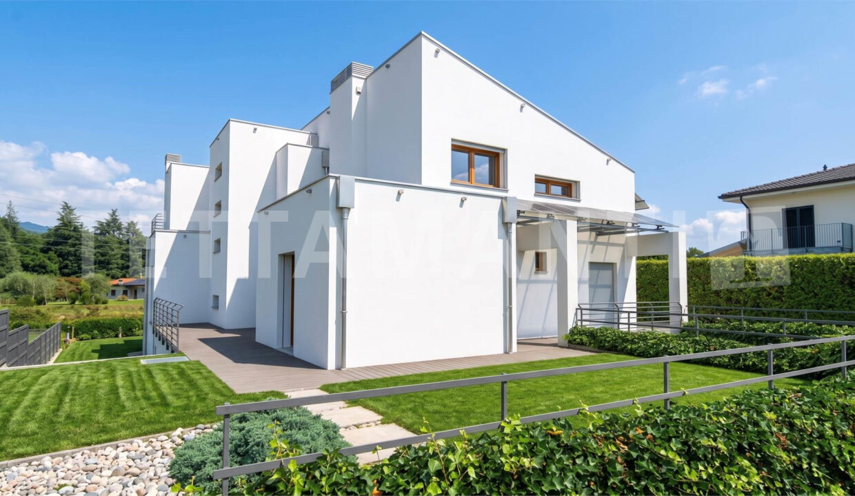 Montano Lucino villa con piscina
